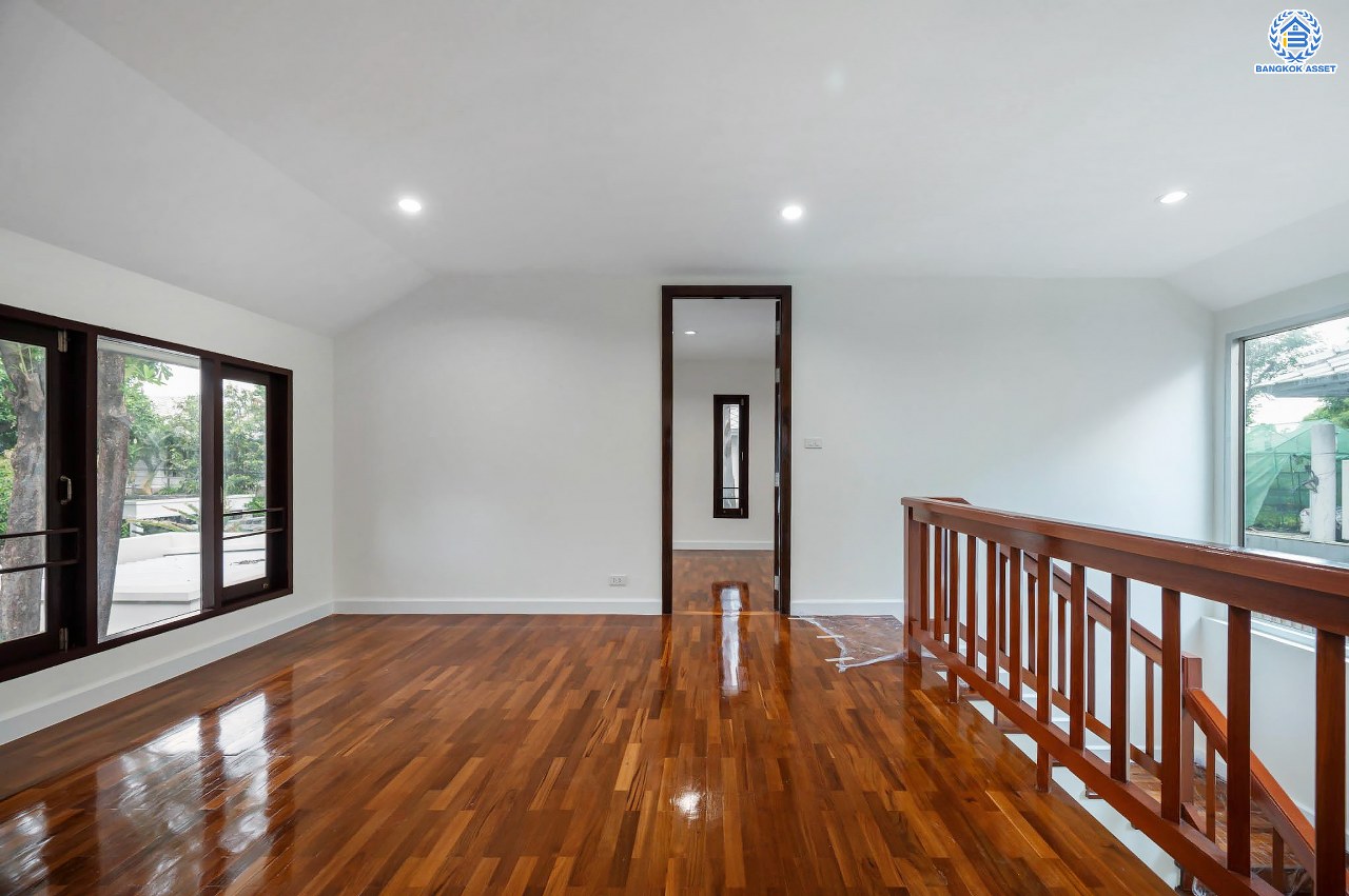 บ้านมือสองตกแต่งใหม่ โครงการ โนเบิล วานา วัชรพล ดีไซน์สุดโดดเด่น เนื้อที่ 101 ตร.ว. ฟังก์ชันจัดเต็ม 3 ห้องนอน 4 ห้องน้ำ 1 ห้องแม่บ้าน จอดรถได้ 2 คัน บนทำเลเดินทางสะดวก ใกล้เซ็นทรัลรามอินทรา, จุดขึ้นทางด่วน "สุขาภิบาล5-1" และรถไฟฟ้าสายสีชมพู "สถานีวัชรพล"